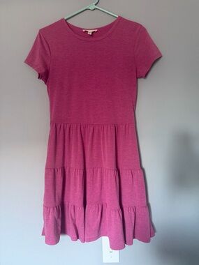 Women’s Short Sleeve Tiered Dress in Magenta Pink